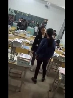 初三女学生教室打架 衣服都撕扯烂了 奶子和B全露出来了